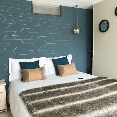 Charles Baudelaire شقة *